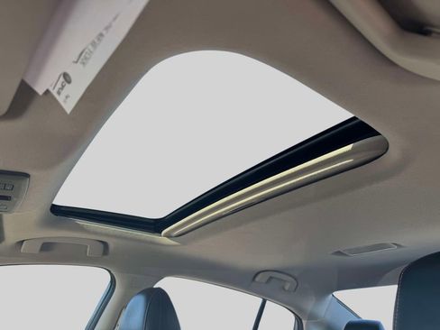 Used 2025 Nissan Sentra SR w/ SR Premium Package image 19