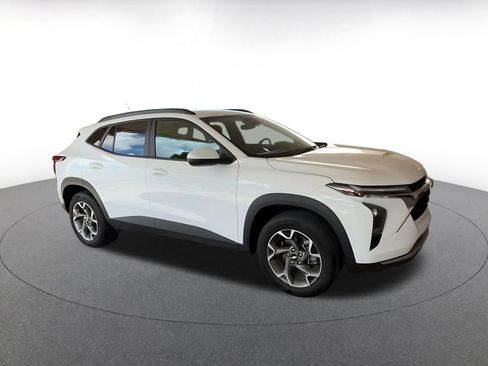 Used 2025 Chevrolet Trax LT FWD image 2