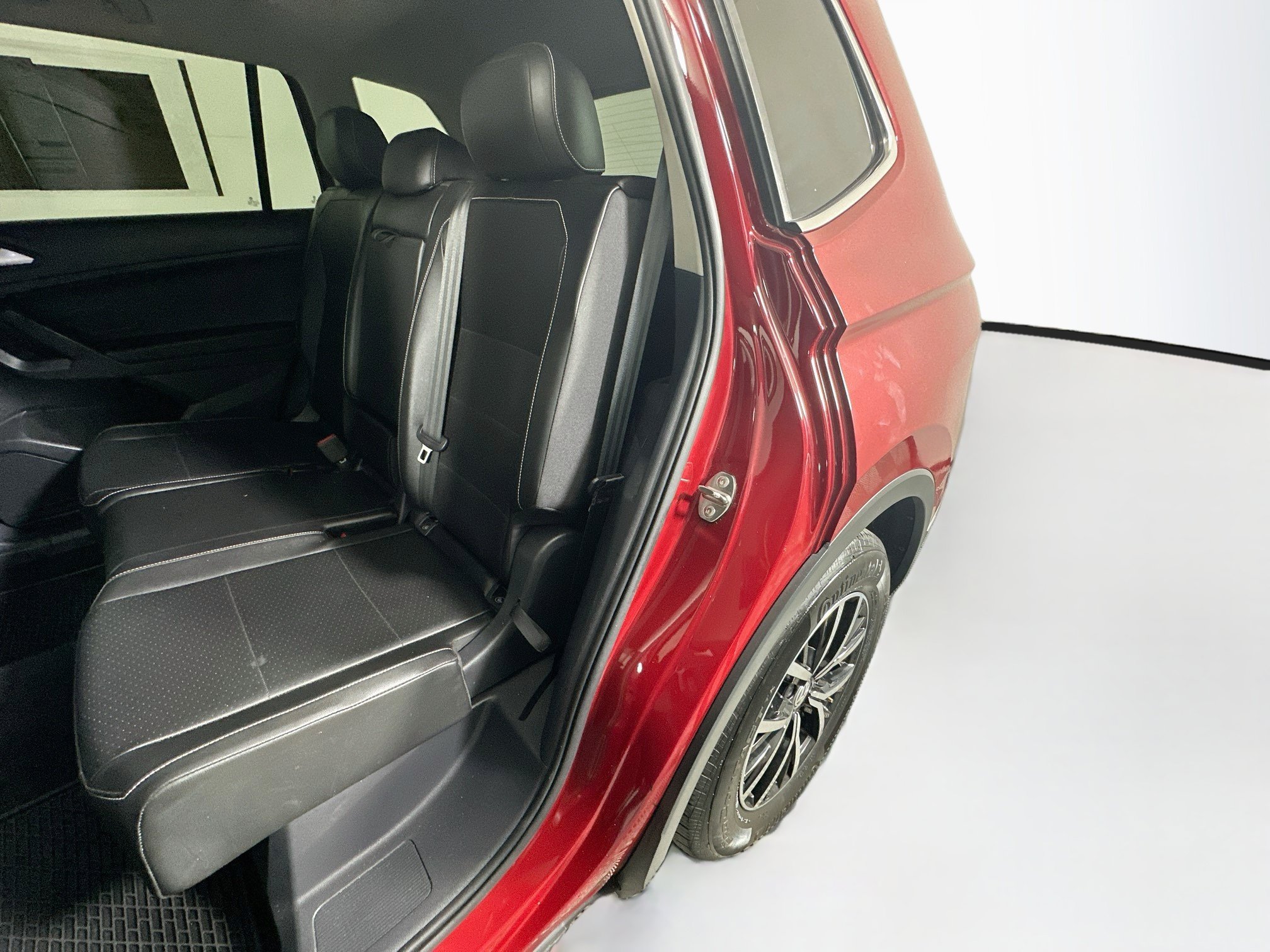 Used 2021 Volkswagen Tiguan SE w/ Panoramic Sunroof Package FWD image 26