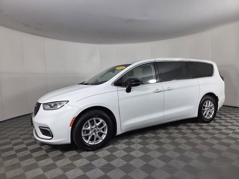 Certified 2024 Chrysler Pacifica Touring-L image 7