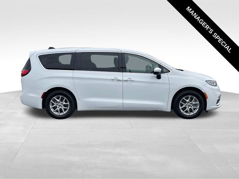 Used 2023 Chrysler Pacifica Touring-L FWD image 8