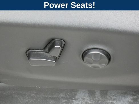 Used 2023 Chrysler Voyager LX FWD image 14