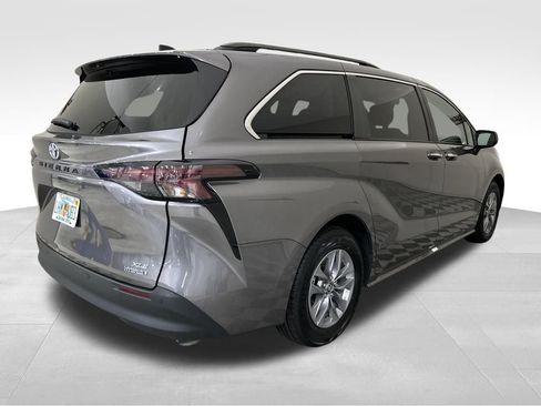 Used 2024 Toyota Sienna XLE image 5