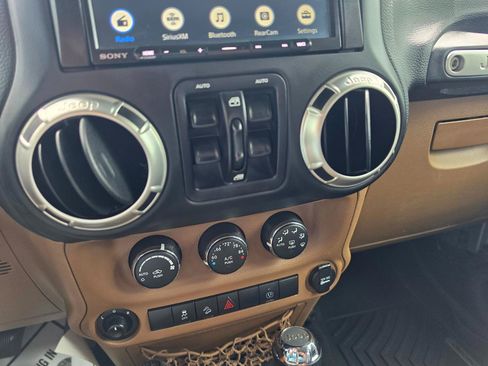Used 2017 Jeep Wrangler Unlimited Rubicon w/ Connectivity Group AWD/4WD image 22