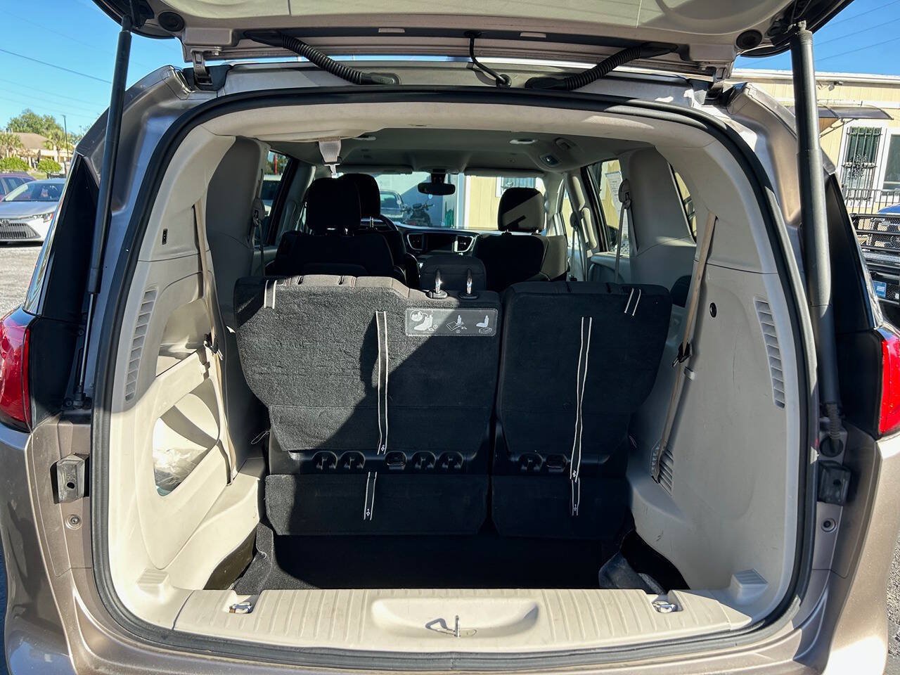 Used 2018 Chrysler Pacifica Touring Plus FWD image 11