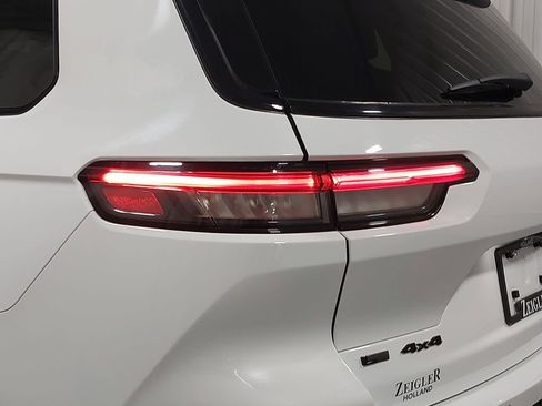 Used 2023 Jeep Grand Cherokee L Laredo image 37