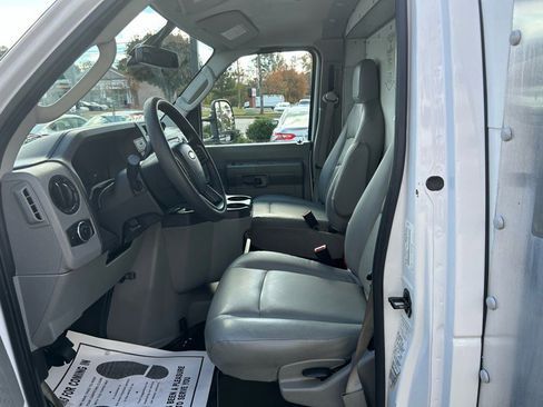 Used 2022 Ford E-350 and Econoline 350 Super Duty image 9