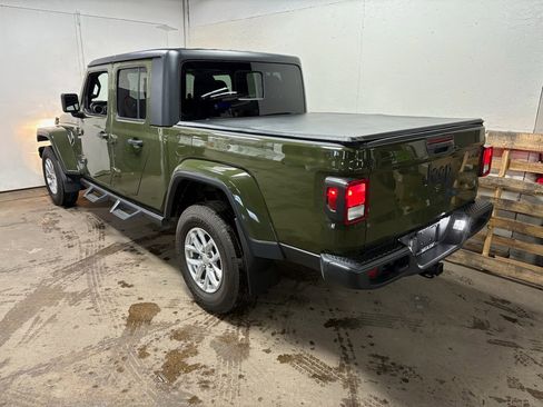 Used 2023 Jeep Gladiator Sport image 7