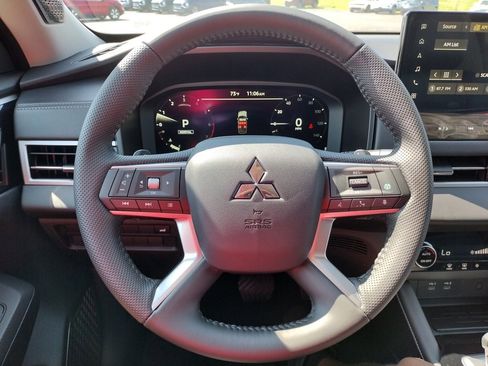 New 2025 Mitsubishi Outlander SE image 7