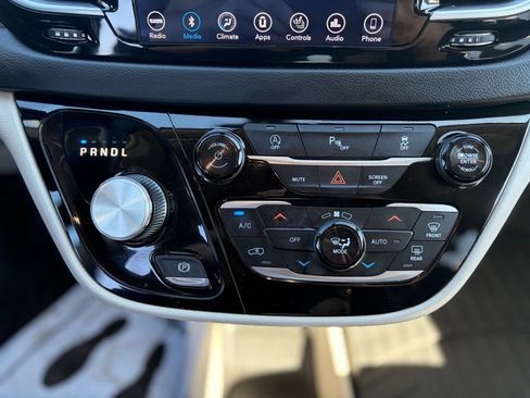 Used 2018 Chrysler Pacifica Touring-L Plus FWD image 33