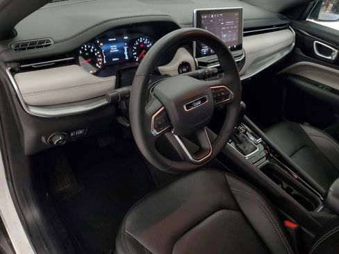 Used 2025 Jeep Compass Limited image 8