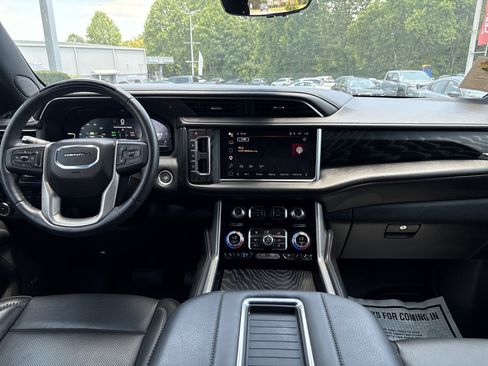Used 2024 GMC Yukon Denali w/ Advanced Technology Package AWD/4WD image 8