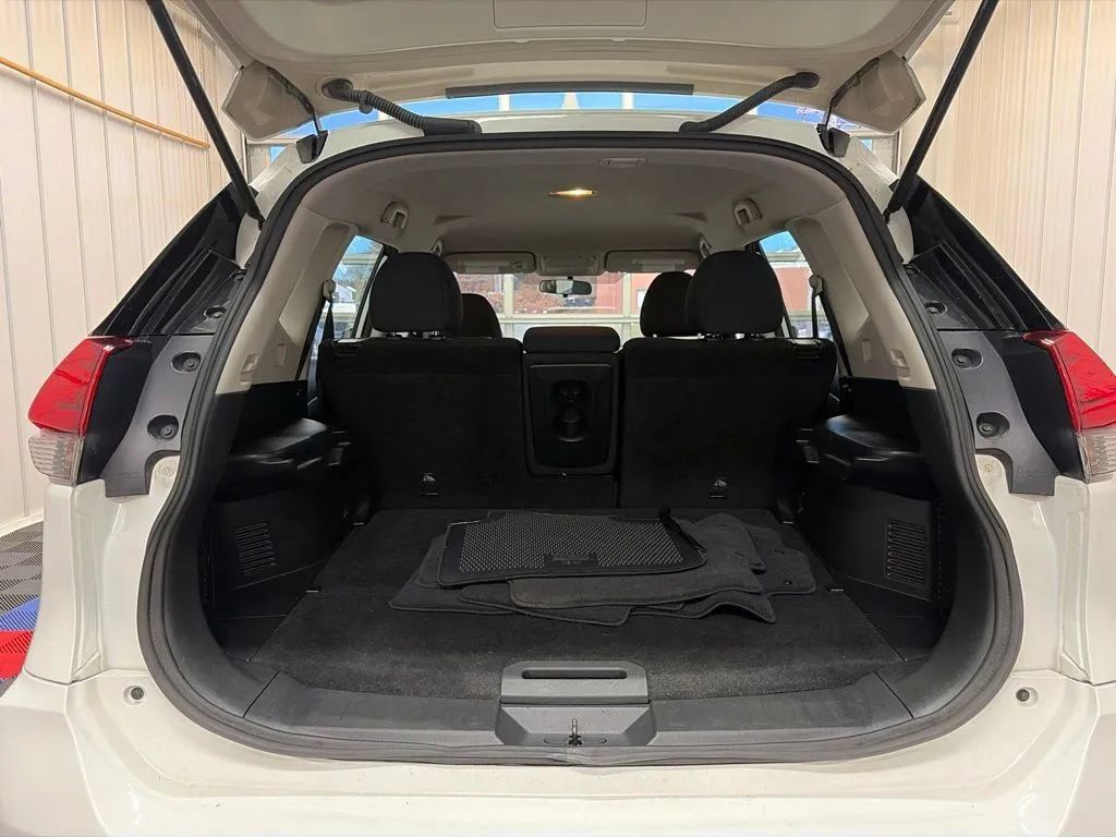 Used 2019 Nissan Rogue S FWD image 14