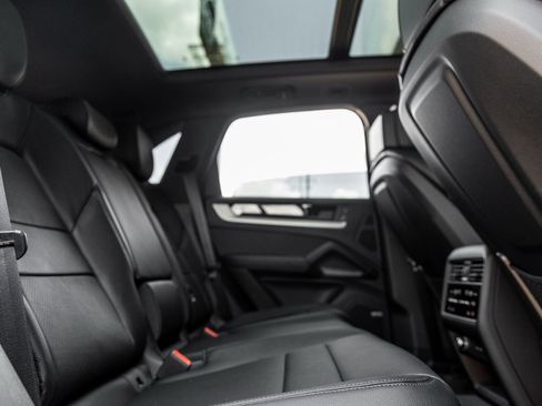 Certified 2025 Porsche Cayenne image 33