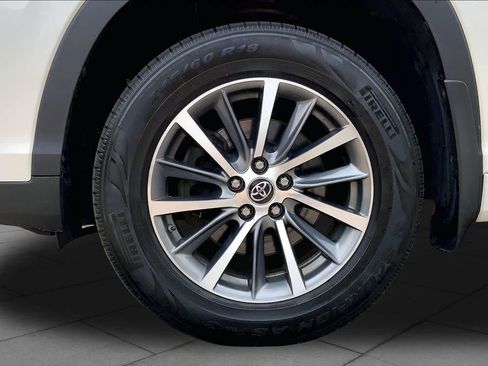Used 2018 Toyota Highlander XLE AWD/4WD image 11