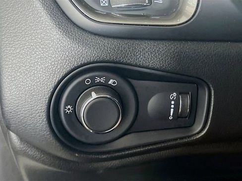 Used 2023 Jeep Renegade Latitude AWD/4WD image 12
