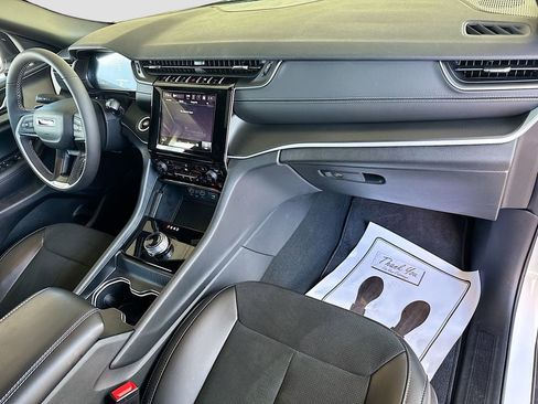 Used 2025 Jeep Grand Cherokee Laredo RWD image 33