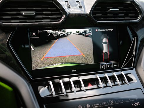 Used 2022 Lamborghini Urus AWD/4WD image 26