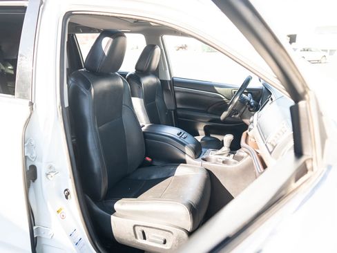 Used 2017 Toyota Highlander Limited image 16