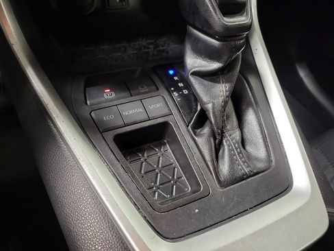 Used 2019 Toyota RAV4 LE FWD image 18