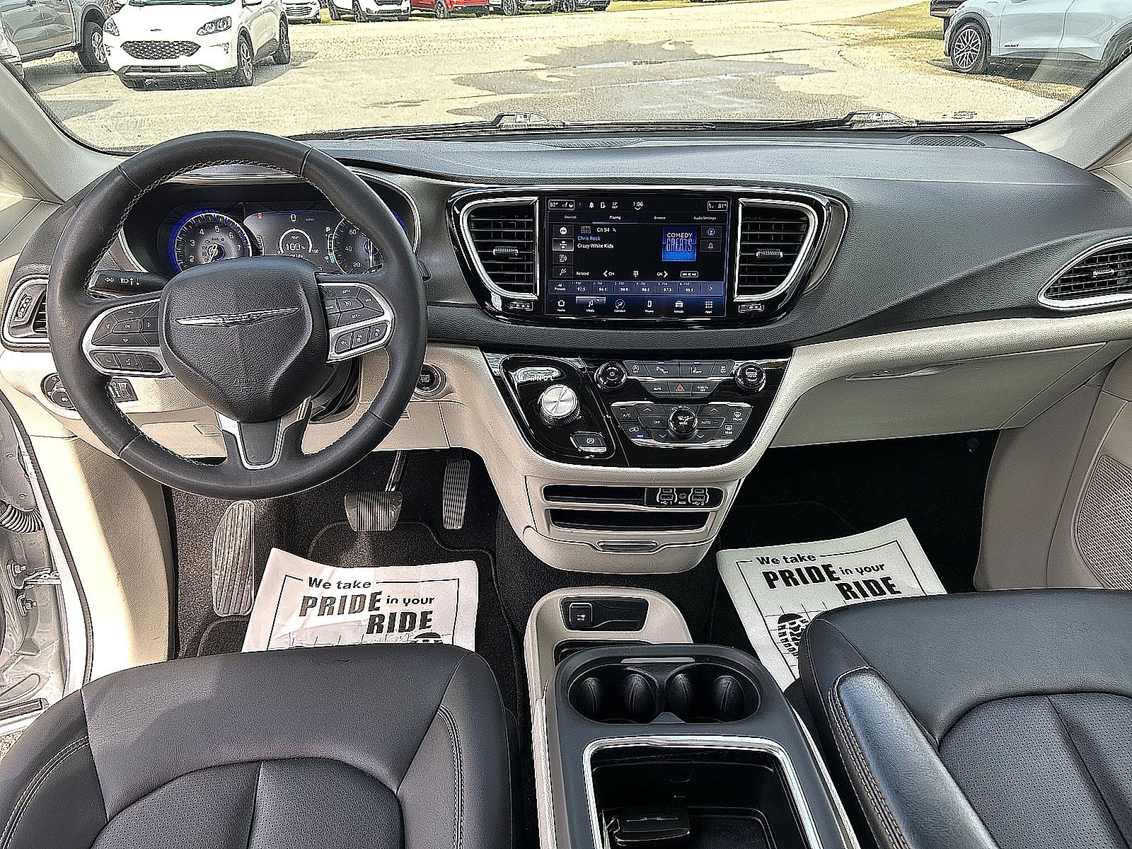 Used 2024 Chrysler Pacifica Touring-L FWD image 6