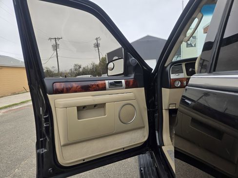 Used 2005 Lincoln Navigator Luxury image 4