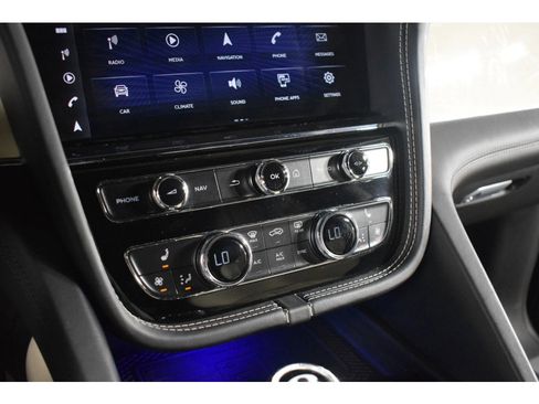 Certified 2024 Bentley Bentayga AWD/4WD image 32