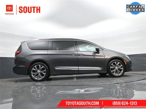 Used 2020 Chrysler Pacifica Limited image 31