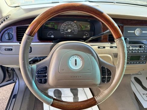 Used 2003 Lincoln Town Car Signature image 18