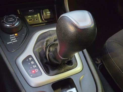 Used 2014 Jeep Cherokee Latitude w/ Comfort/Convenience Group image 39