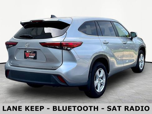 Used 2023 Toyota Highlander L AWD/4WD image 6