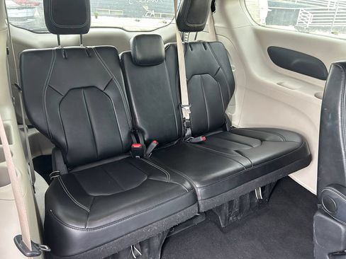 Used 2024 Chrysler Pacifica Touring-L FWD image 32