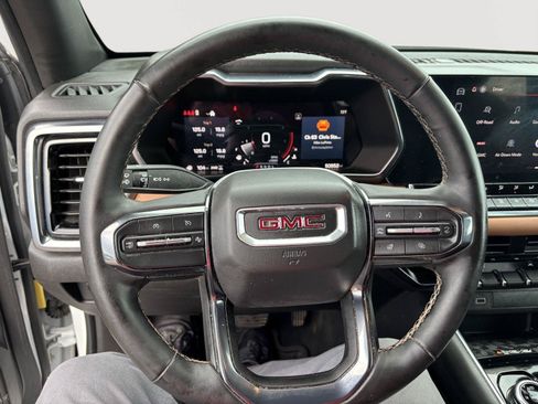 Used 2024 GMC Canyon AT4 w/ AT4 Premium Package AWD/4WD image 9
