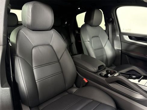 New 2025 Porsche Cayenne Coupe image 24