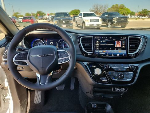 Used 2025 Chrysler Pacifica Select FWD image 6