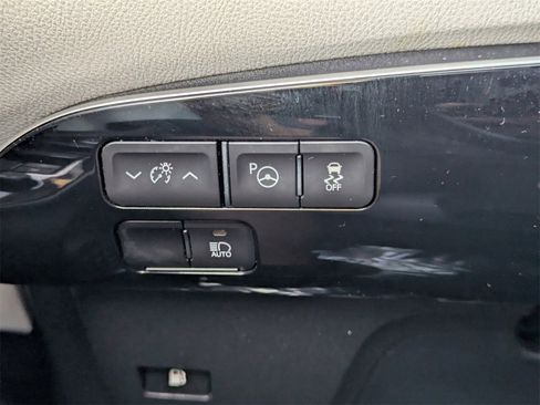 Used 2022 Toyota Prius LE image 28