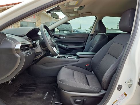 Used 2025 Nissan Altima 2.5 SV FWD image 9