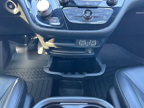 Used 2022 Chrysler Pacifica Touring-L w/ Uconnect Theater Family Group FWD image 13