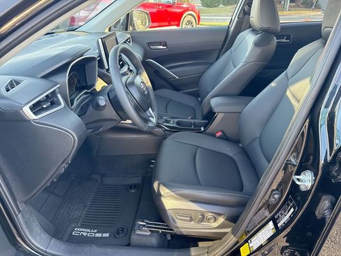 Used 2025 Toyota Corolla Cross XLE image 22
