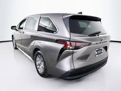 Used 2024 Toyota Sienna LE FWD image 5