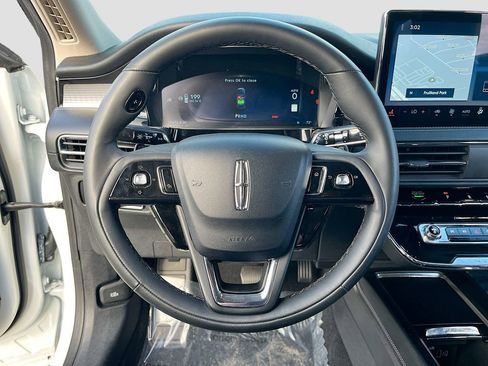 Used 2024 Lincoln Corsair Premiere image 11