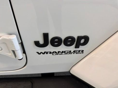 Used 2021 Jeep Wrangler Unlimited Sahara AWD/4WD image 13