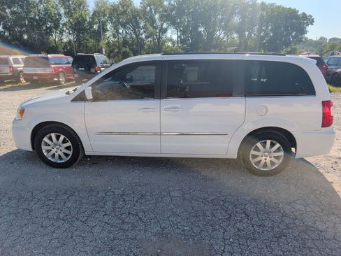 Used 2015 Chrysler Town & Country Touring FWD image 6