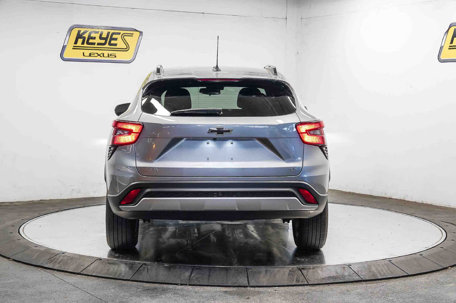 Used 2025 Chevrolet Trax LT FWD image 3