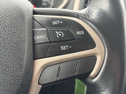 Used 2016 Jeep Cherokee Latitude w/ Cold Weather Group image 17