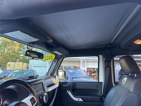 Used 2012 Jeep Wrangler Unlimited Sahara image 32