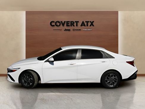 Used 2024 Hyundai Elantra SEL image 2