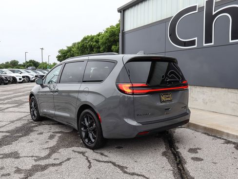 Used 2022 Chrysler Pacifica Limited w/ S Appearance Package AWD/4WD image 6