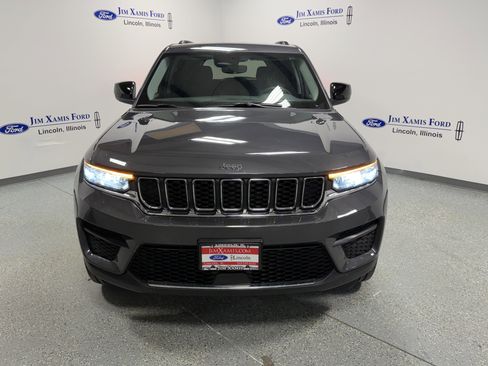 Used 2023 Jeep Grand Cherokee Laredo image 2