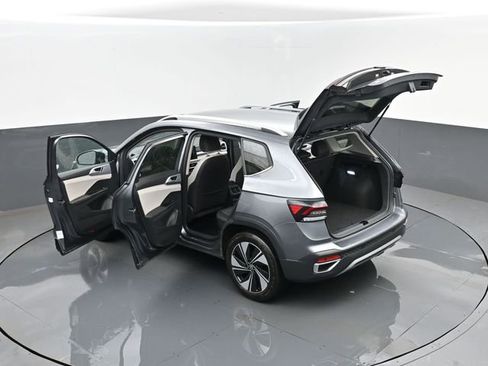 Used 2025 Volkswagen Taos SE AWD/4WD image 26
